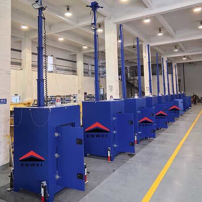 Синяя кастомизированная башня видеонаблюдения с яркими огнями для мониторинга строительной площадки